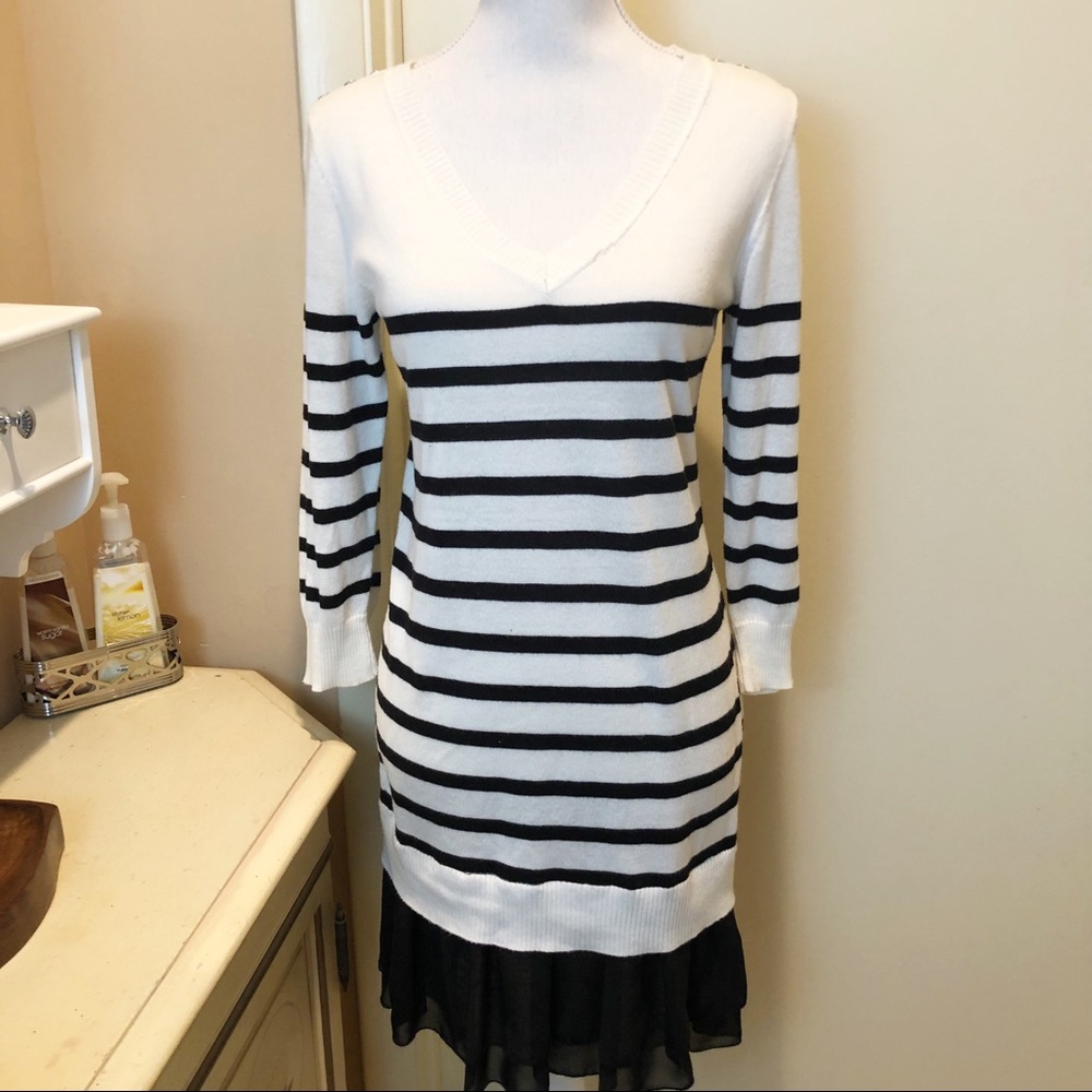 •Black and White Striped V-Neck Long Sleeve Dress•